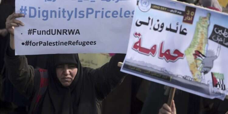 הפגנה בעזה נגד הקפאת המימון האמריקני לאונר צילום: AP