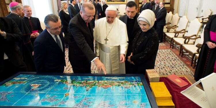 נשיא טורקיה רג'יפ טאיפ ארדואן בפגישתו עם האפיפיור בוותיקן. צילום: AFP צילום: AFP