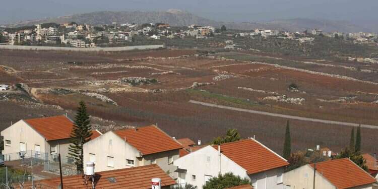 בתי מטולה על רקע גבול לבנון. צילום: AFP צילום: AFP
