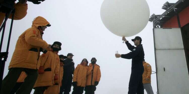 חוקרים באנטרקטיקה. צילום: רויטרס