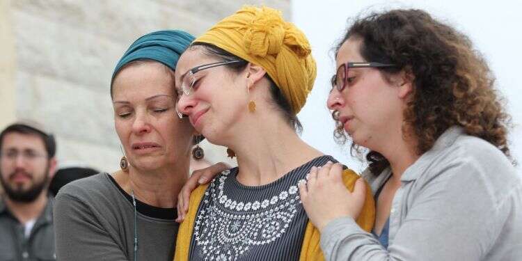 מרים, אלמנתו של איתמר בן גל ז''ל, בהלוויה. צילום: הלל מאיר, TPS צילום: הלל מאיר, TPS