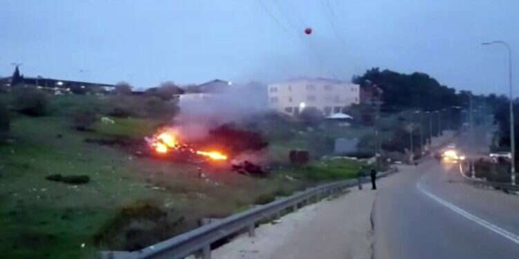 מטוס הקרב הישראלי עולה באש ליד הרדוף. צילום: AP צילום: AP