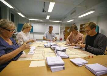 ספירת קולות בבחירות הקודמות בשוודיה, 2014. צילום: EPA