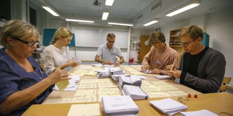 ספירת קולות בבחירות הקודמות בשוודיה, 2014. צילום: EPA