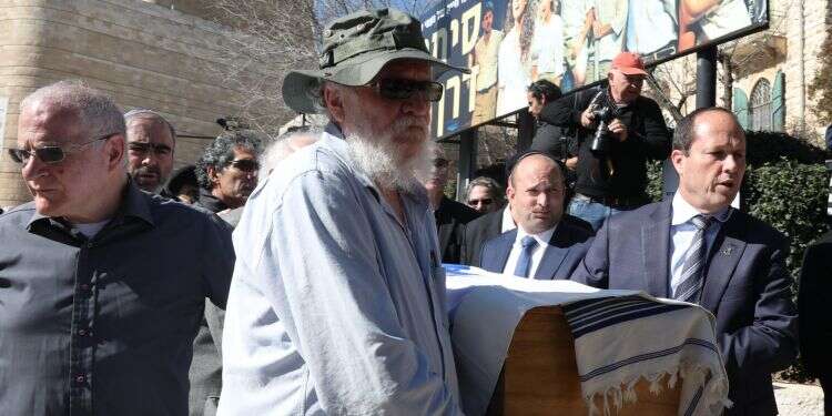 יהודה עציון נושא את ארונו של המשורר חיים גורי ז צילום: מרים צחי