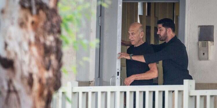 אולמרט יוצא מהכלא. צילום: הדס פרוש, פלאש 90 צילום: הדס פרוש, פלאש 90