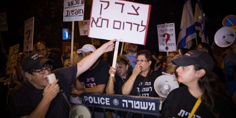 הפגנה של תושבי דרום תל אביב נגד המסתננים. צילום: יונתן זינדל, פלאש90 צילום: יונתן זינדל, פלאש90