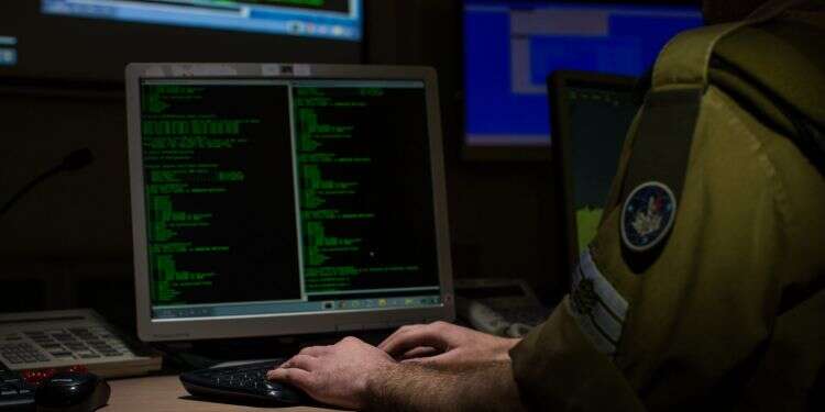 פעילות סייבר של צה פעילות סייבר של צה"ל. צילום: דו"צ