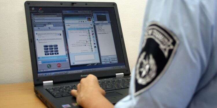 שוטר ומחשב. צילום אילוסטרציה: עמי שומן צילום אילוסטרציה: עמי שומן