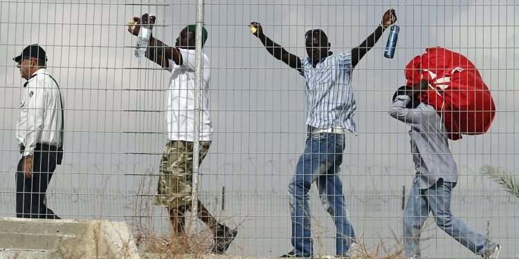 מסתננים במתקן חולות. צילום: EPA צילום: EPA