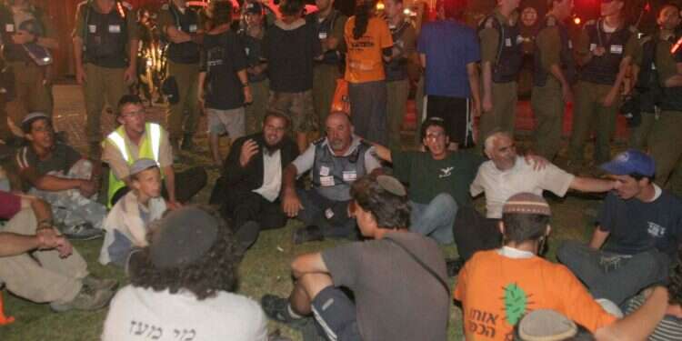 הפגנה נגד ההתנתקות בנווה דקלים. צילום: מרים צחי צילום: מרים צחי