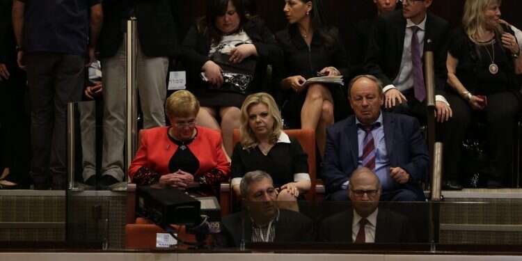 הכוורת של נתניהו ביום השבעת הממשלה. למטה: שמרון וחפץ. צילום: אוליביה פיטוסי ילום: אוליביה פיטוסי