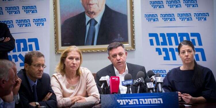 אבי גבאי, ציפי לבני ובוז'י הרצוג בישיבת סיעת המחנה הציוני ב-2018. צילום: מרים אלסטר, פלאש90 צילום: מרים אלסטר, פלאש90