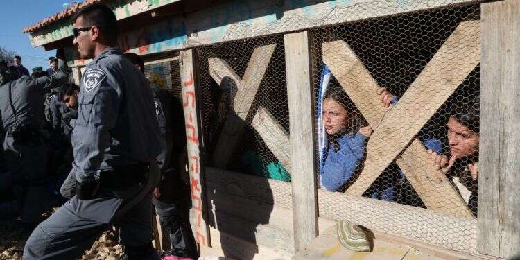 פינוי הנגרייה בנתיב האבות. צילום: מרים צחי צילום: מרים צחי