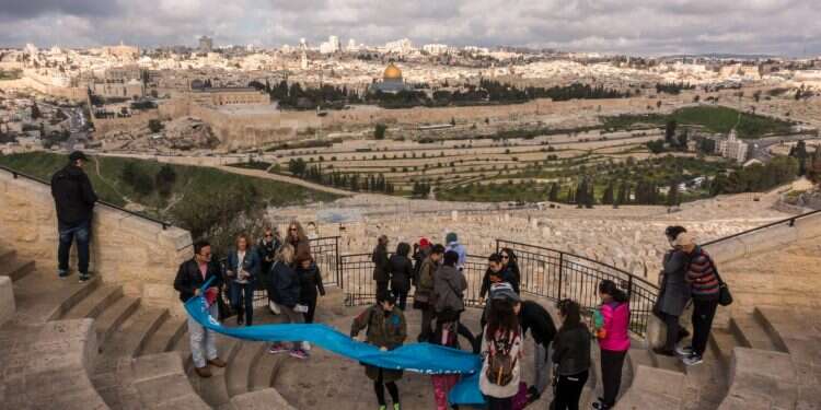 תיירים סינים בירושלים. צילום: שאטרסטוק צילום: שאטרסטוק