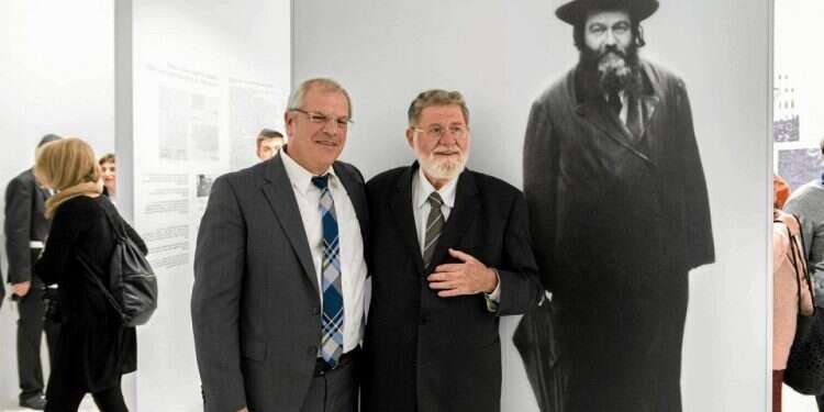 ר' יהודה מאיר שפירא, צאצאו של הרב מאיר שפירא (ברקע), ולידו כותב המאמר, הרב ד צילום: Krzysztof Mazur, Agencja Gazeta