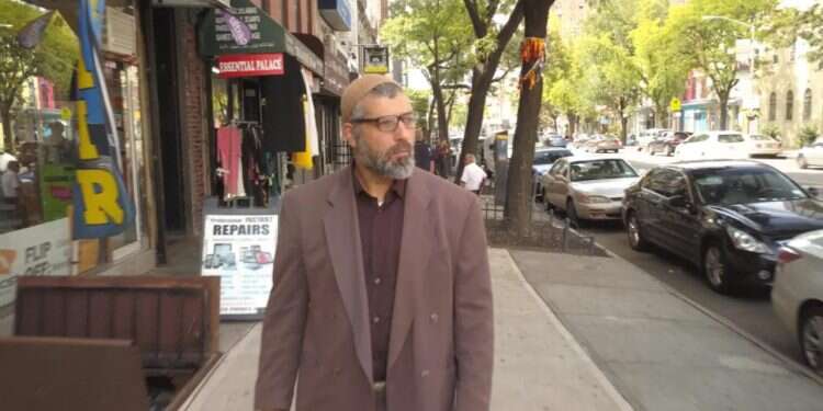 יחזקאלי כשייח אבו-חמזה. צילום: מתוך בזהות בדויה עם צבי יחזקאלי , ערוץ 10 צילום: מתוך בזהות בדויה עם צבי יחזקאלי , ערוץ 10