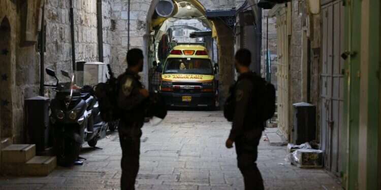 שוטרים בזירת הפיגוע בעיר העתיקה. צילום: EPA  צילום: EPA