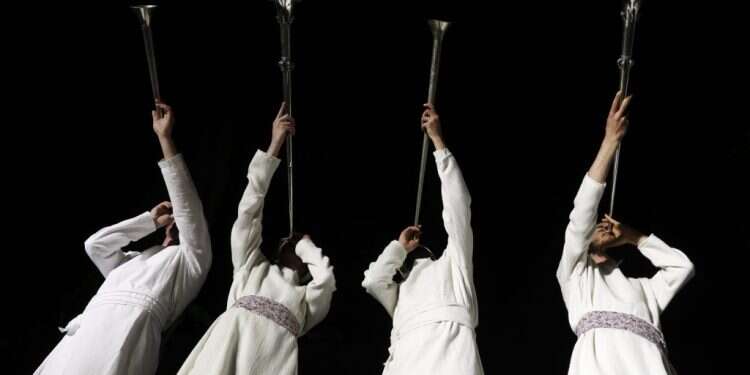 תרגול הקרבת קורבן פסח למרגלות הר הבית. צילום: EPA צילום: EPA