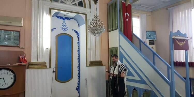 הרב בירנבוים בתפילה בבית הכנסת שהפך למסגד ההיסטוריה כזיכרון אישי: ביקור בבית הכנסת שהפך למסגד