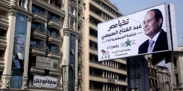 כרזה עם דיוקנו של הנשיא א-סיסי במצרים. צילום: AP צילום: AP