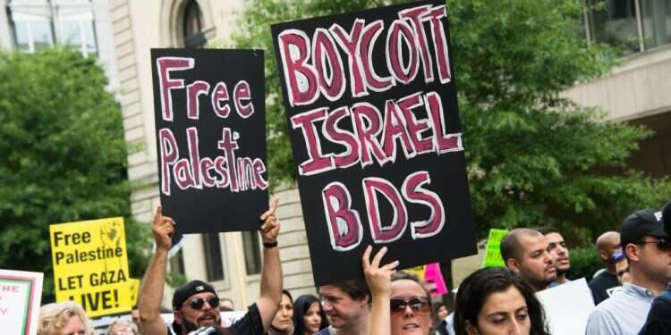 פעילי BDS מפגינים ליד הבית הלבן נגד מבצע  צילום: שאטרסטוק