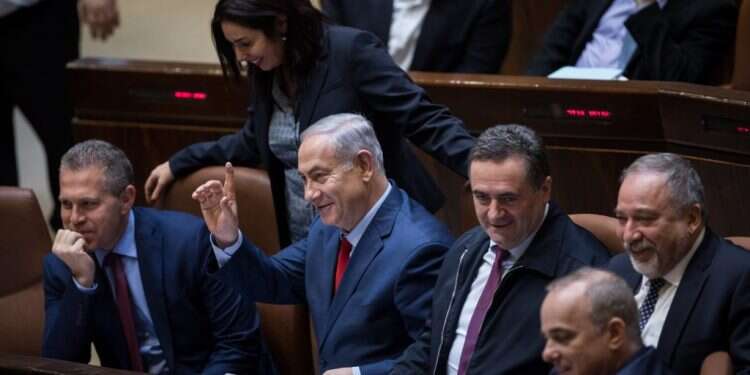 נתניהו ושרי הליכוד במליאת הכנסת. צילום: הדס פרוש, פלאש 90 צילום: הדס פרוש, פלאש 90