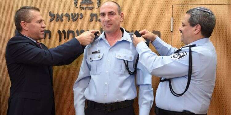 המפכ''ל רוני אלשיך והשר לביטחון הפנים גלעד ארדן מעניקים דרגה למפקד להב החדש ניצב יגאל בן שלום. צילום: דוברות המשטרה צילום: דוברות המשטרה