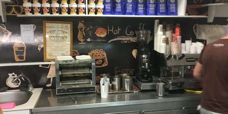 תעודת כשרות. צילום: אופיר דוד צילום: אופיר דוד