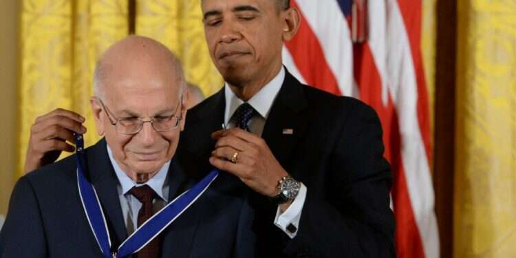 דניאל כהנמן מקבל את מדליית החירות הנשיאותית מהנשיא אובמה, 2013. צילום: EPA צילום: EPA
