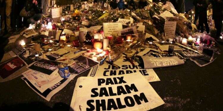 פינת זיכרון לזכר נרצחי פיגוע בצרפת. צילום: AFP צילום: AFP