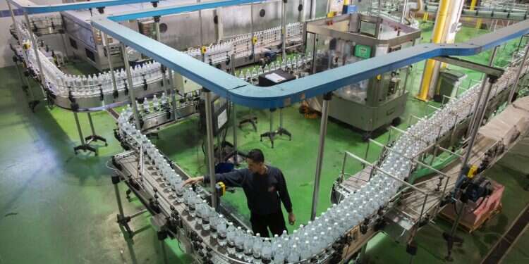 מפעל לייצור בקבוקי שתייה. צילום: יונתן זינדל, פלאש90 צילום: יונתן זינדל, פלאש90