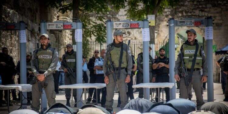 מגנומטרים בכניסה להר הבית. צילום: יונתן זינדל, פלאש 90 צילום: יונתן זינדל, פלאש 90