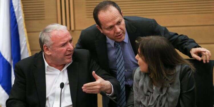 ניר ברקת ודודי אמסלם בישיבת סיעת הליכוד. דיל? צילום: אורן בן חקון צילום: אורן בן חקון