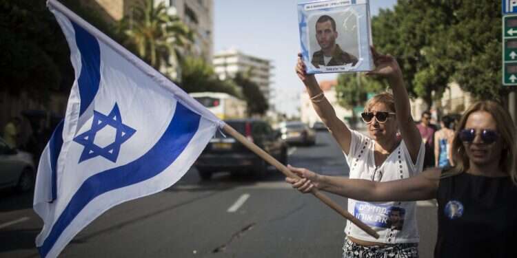 מפגינים להשבת גופתו של אורון שאול ז צילום: הדס פרוש,פלאש90