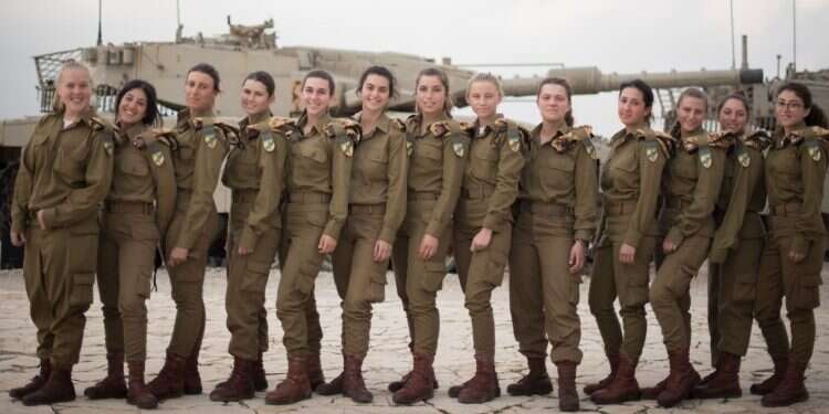 צוות הטנקיסטיות הראשון. צילום: דו צילום: דו"צ