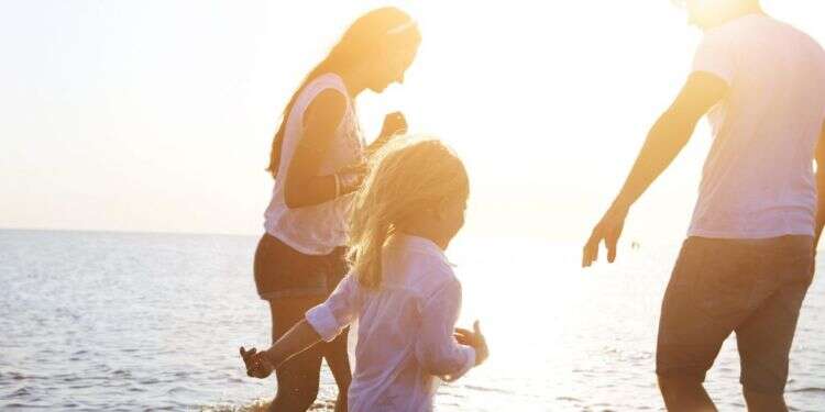 זוג הורים וילד. צילום אילוסטרציה: שאטרסטוק צילום אילוסטרציה: שאטרסטוק