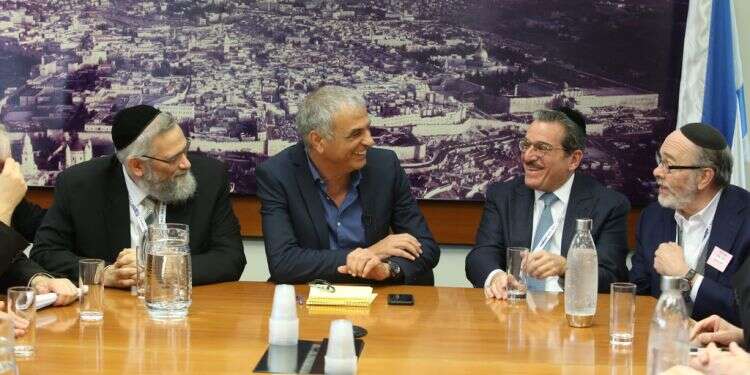 שלמה ורדיגר ושר האוצר משה כחלון. צילום: שלומי כהן צילום: שלומי כהן