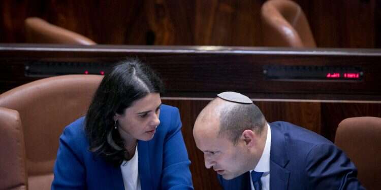 נפתלי בנט ואיילת שקד. צילום: יונתן זינדל/פלאש 90 צילום: יונתן זינדל/פלאש 90