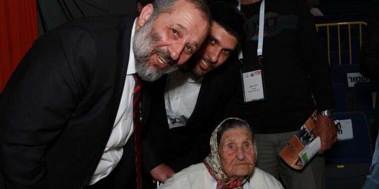 השר דרעי עם מקבלת האות זמירה בת 104 בוועידת הנגב. צילום: בני אלבז ופטריק מזוז צילום: בני אלבז ופטריק מזוז