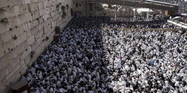רחבת הכותל המערבי מלאה. צילום: EPA צילום: EPA