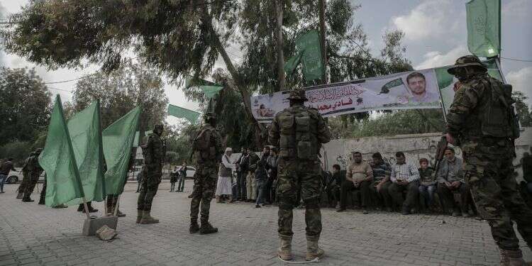 פעילי חמאס ליד סוכת האבלים מחוץ לביתו של אל בטש בג'בלייה. צילום: EPA צילום: EPA