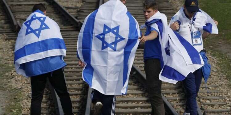 לרגל יום השואה נערך מצעד החיים השנתי באושוויץ בירקנאו. צילום: AP צילום: AP