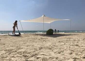 איך תגנו על עצמכם מפני השמש בים?