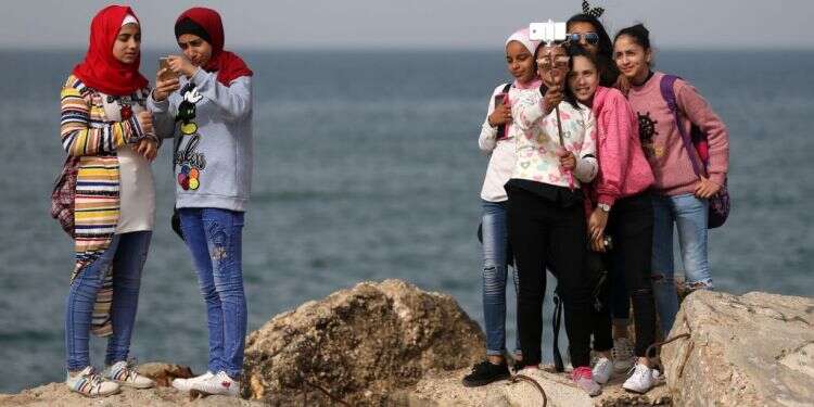 נערות פלסטיניות על חופי עזה. צילום: AFP צילום: AFP