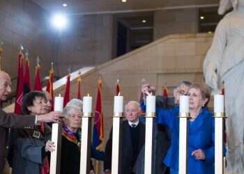 ניצולי שואה יהודים-אמריקנים בטקס הדלקת נרות זיכרון במוזיאון השואה בוושינגטון. צילום: AFP צילום: AFP