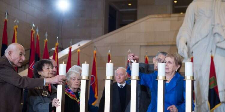 ניצולי שואה יהודים-אמריקנים בטקס הדלקת נרות זיכרון במוזיאון השואה בוושינגטון. צילום: AFP צילום: AFP