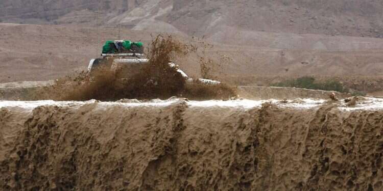 שיטפונות במדבר יהודה . צילום: AFP מה גרם למערכת החורפית לחזור באמצע האביב?
