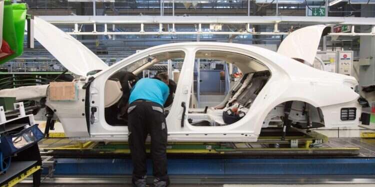 מפעל מכוניות. צילום: EPA צילום: AFP