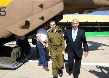 גלעד שליט בעת חזרתו לישראל לצד רה"מ נתניהו. צילום: אבי אוחיון, לע''מ